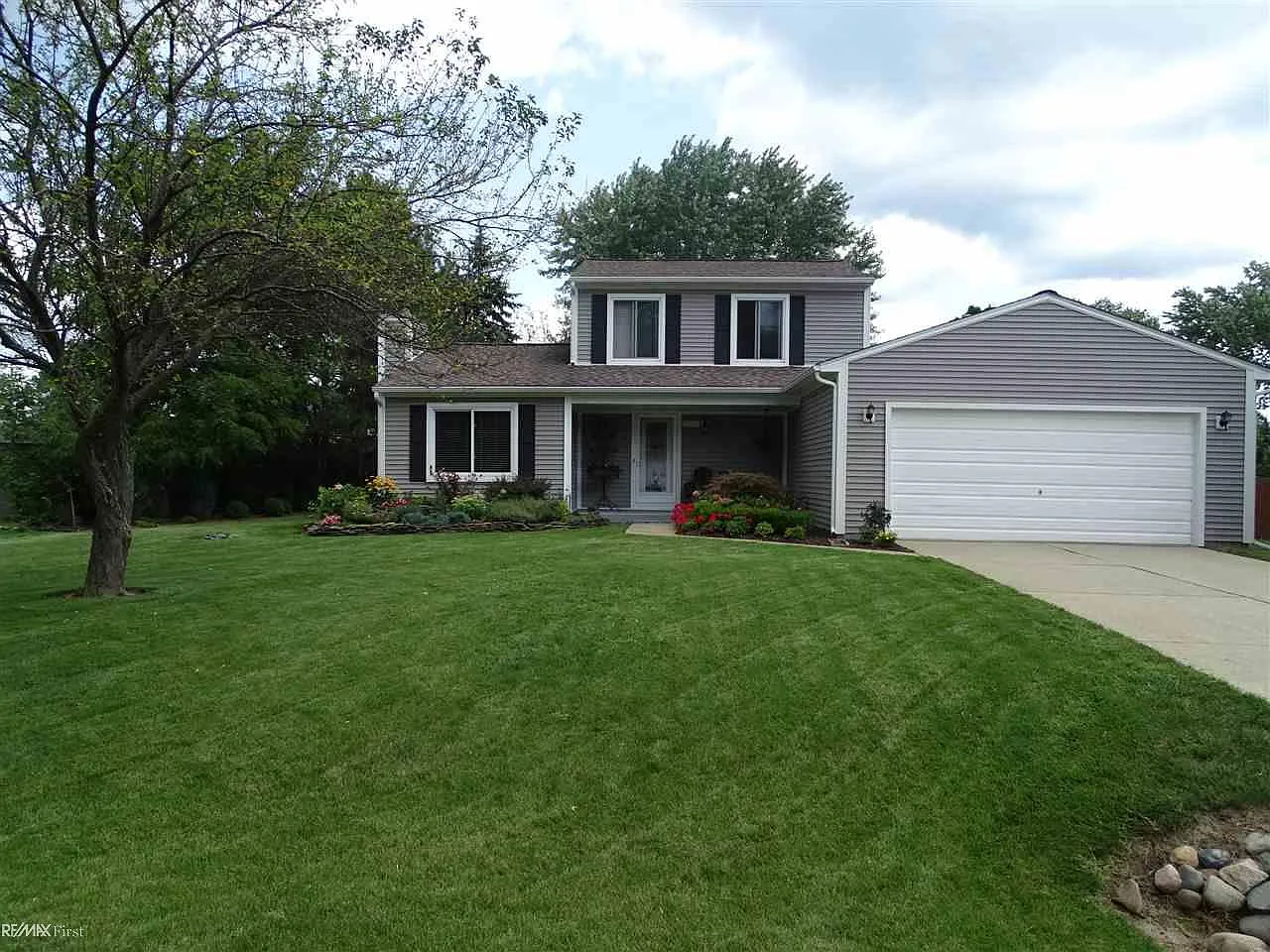 2125 Greydale photo 1
