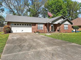 621 Meadowbrook Dr, Alma, AR 72921