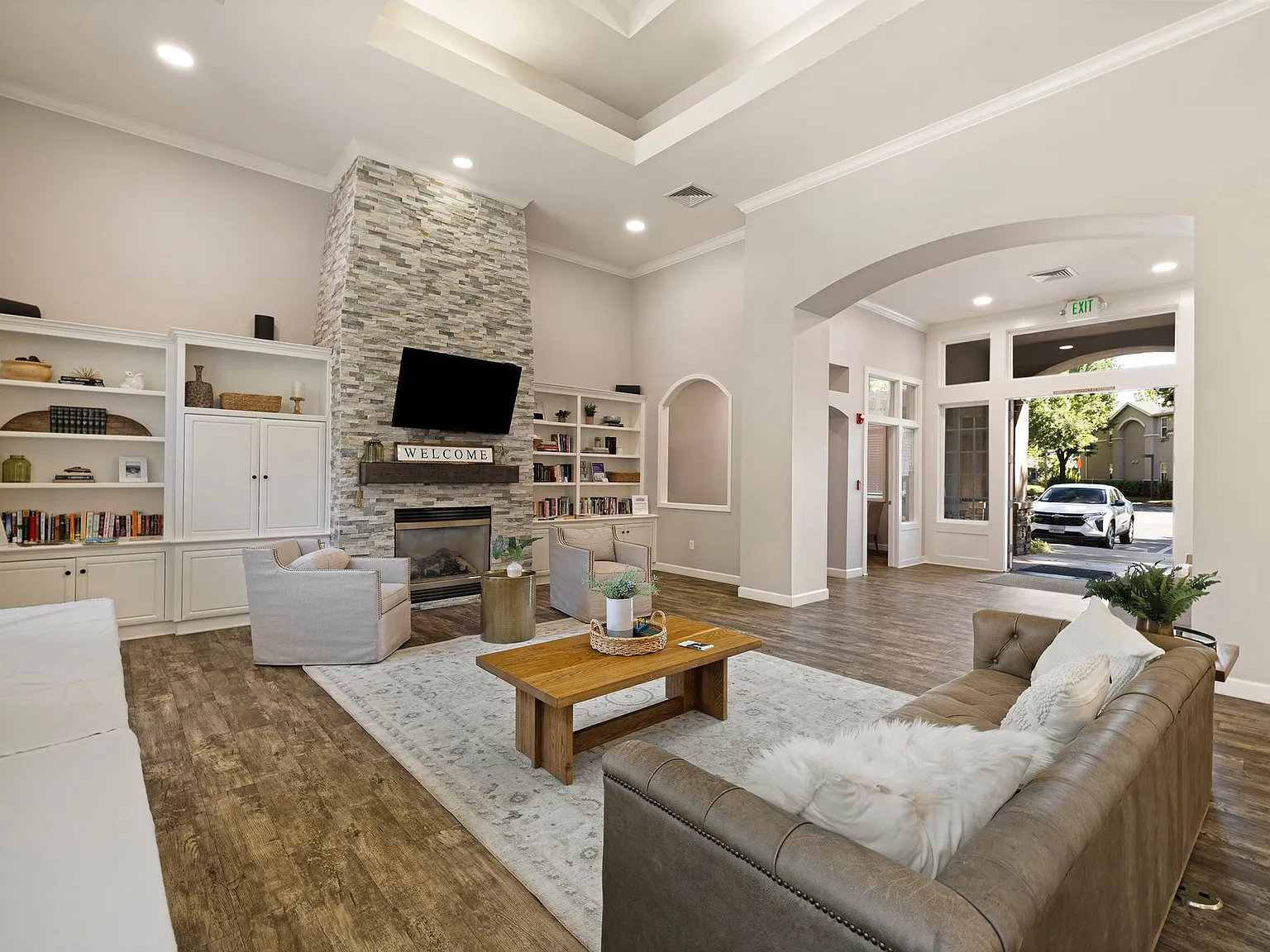 Sterling Oaks Luxury Apartments — Photo 3