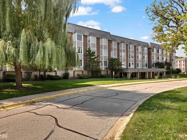 201 Thames Pkwy APT 2F, Park Ridge, IL 60068