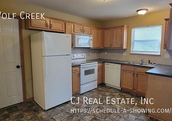 5th image of 423 NE Wolf Creek Dr