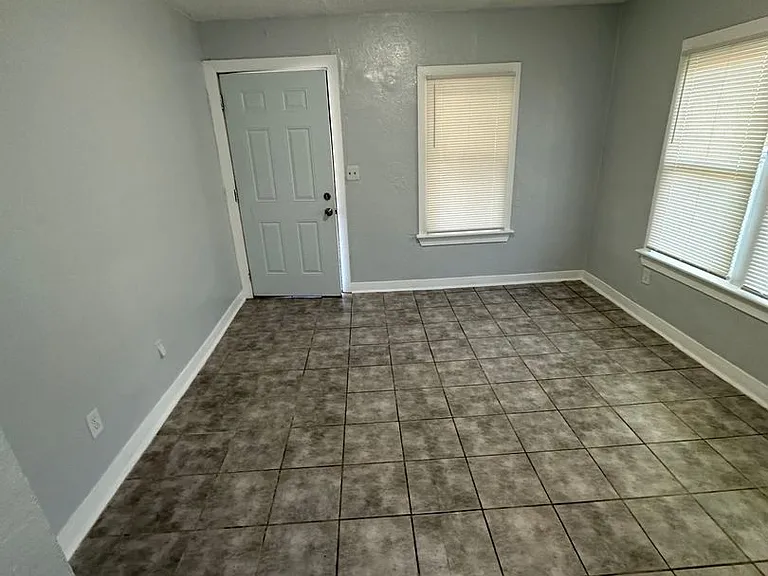 1359 W 20th St — Photo 11