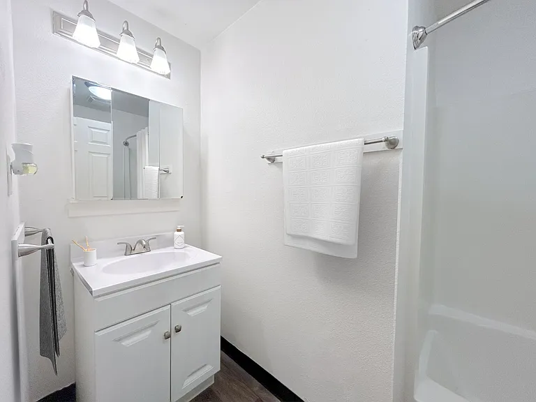 Ludlow B Apartments — Photo 23