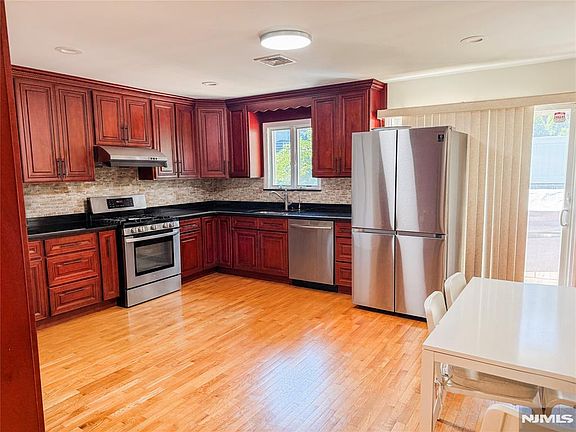 3rd image of 209 5th St #B