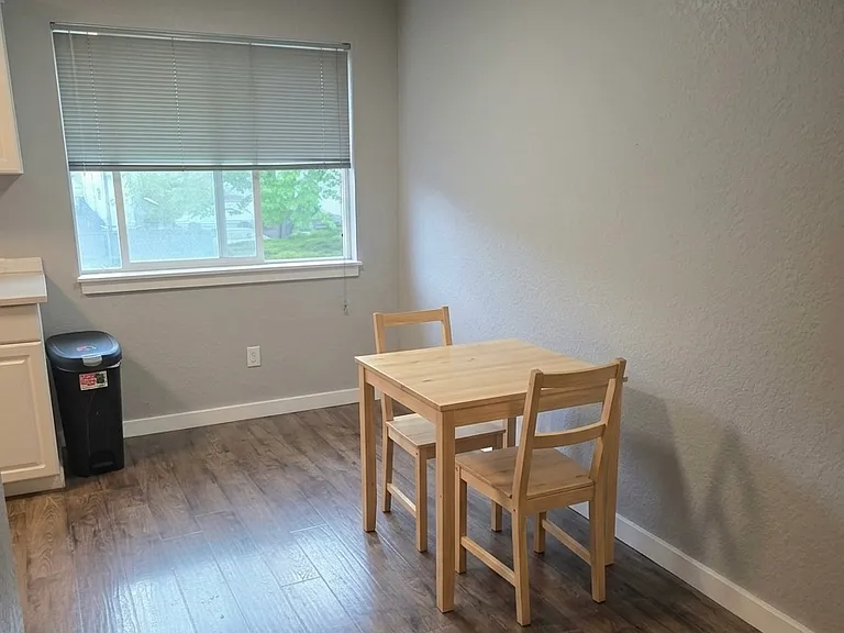 502 S Cloverdale St #202 — Photo 3