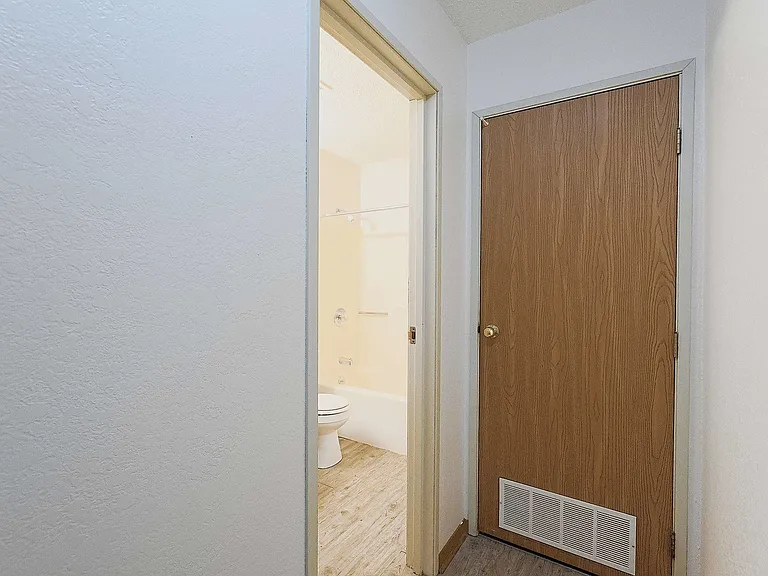 Cambridge Apartments — Photo 37