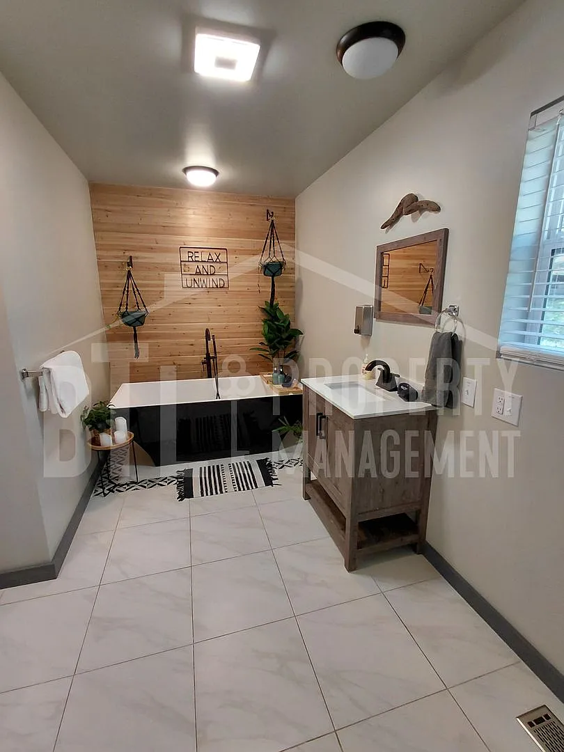 Beautiful 3BR Home with Scenic Views in Forsyth — Photo 4