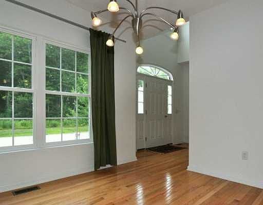 4th image of 45 Whitewood Dr