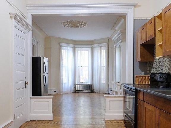 2nd image of 690 Park Pl APT 1