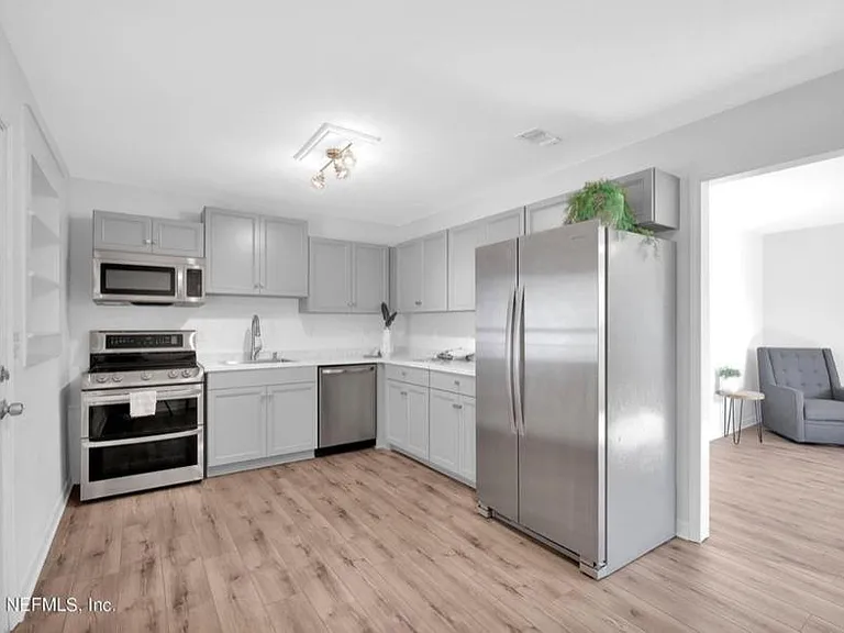 805 Plaza — Photo 2