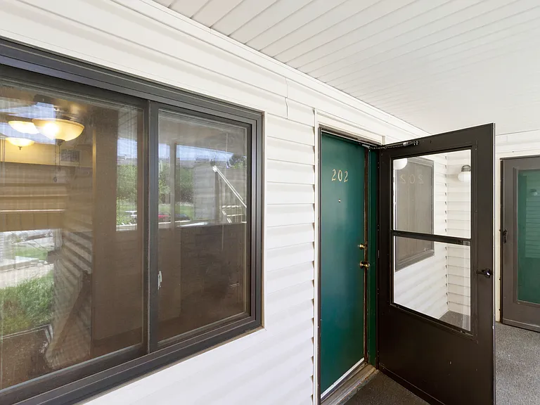 1705 Heatheridge Rd #G202 — Photo 1