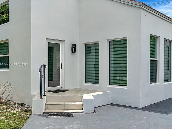 5th image of 1327 Biarritz Dr