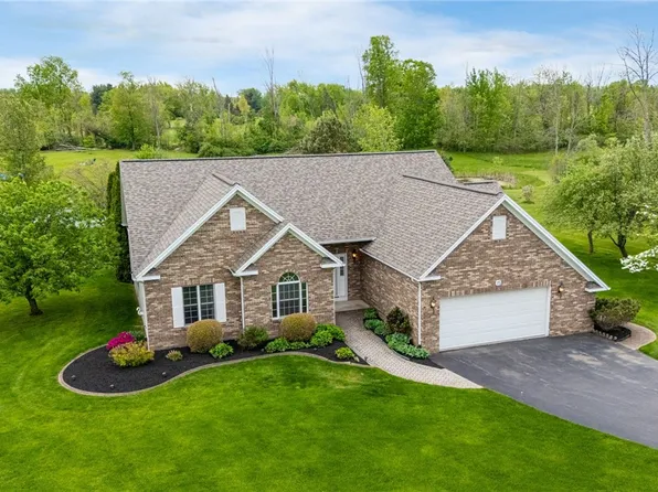 15 Stag Creek Trl, Brockport, NY 14420