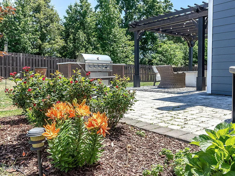 2630 Laurens St — Photo 45