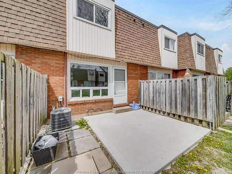 5486 Lassaline Ave — Photo 28