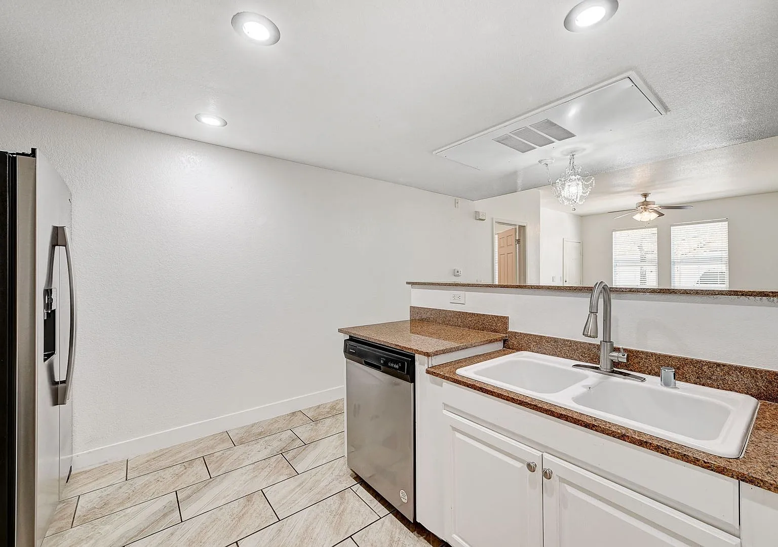 Adorable One Bedroom Walking Distance to Lone Mountain! — Photo 3