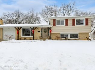 2211 N Kennicott Dr, Arlington Heights, IL 60004