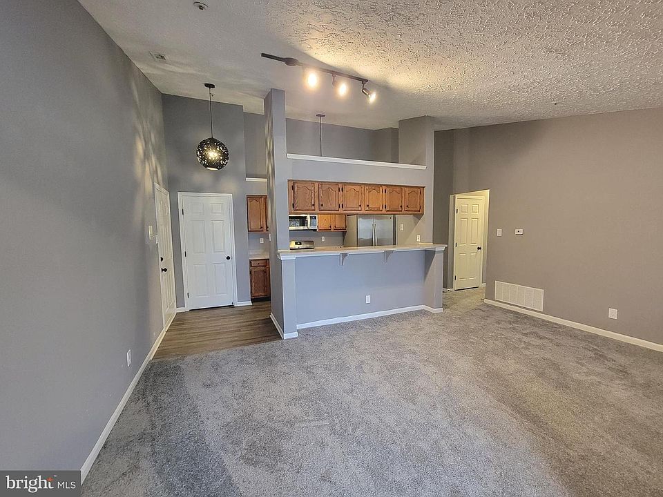 1st image of 10 Kenwood Dr