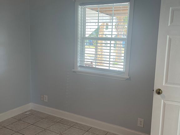 4th image of 117 NE 51st St #A