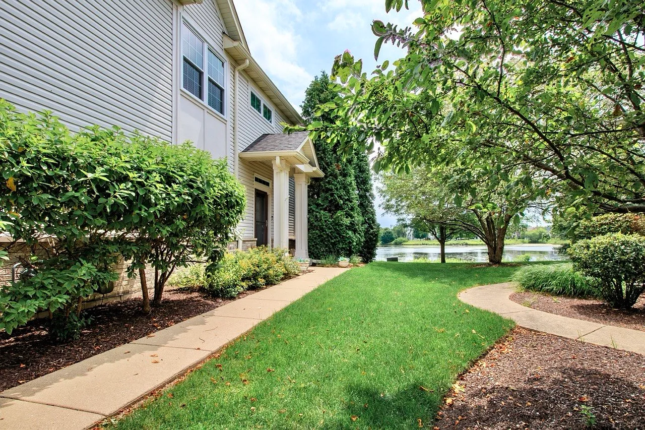 3 bed, 3.5 bath, 2634 sqft, $3,500 — Photo 2