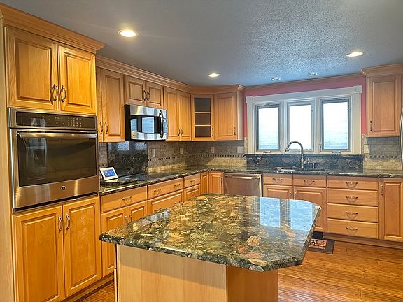4th image of 36 Crescent Dr