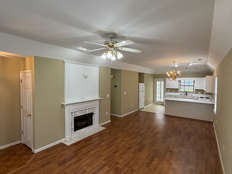 334 W Pointe Dr — Photo 3