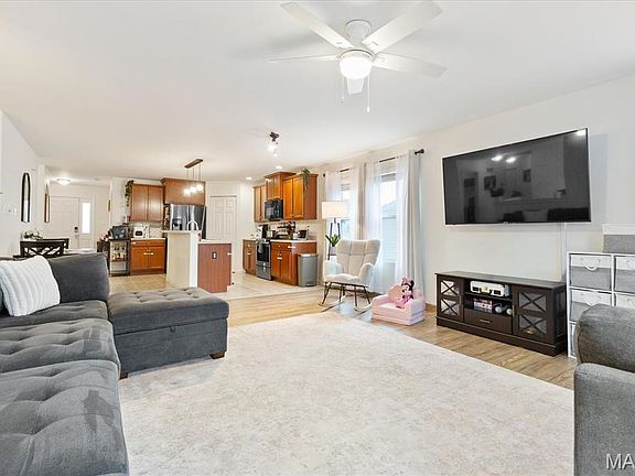 5th image of 156 Fox Creek Dr