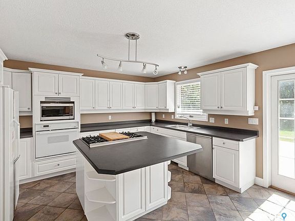 5th image of 1036 Osler Street