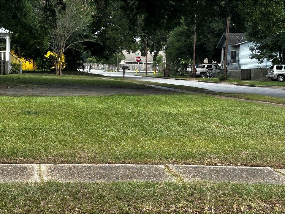2nd image of 515 Marine St