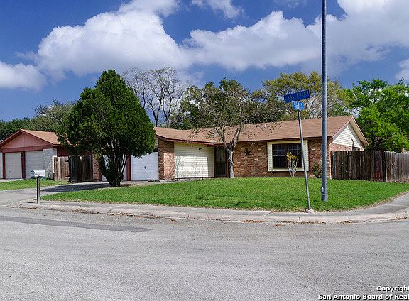 2nd image of 2942 Lakebriar St
