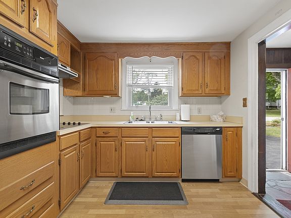 4th image of 8 Russell Rd
