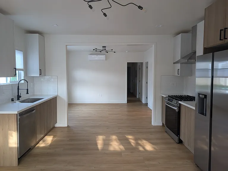 1127 1/2 Lodi Pl — Photo 1