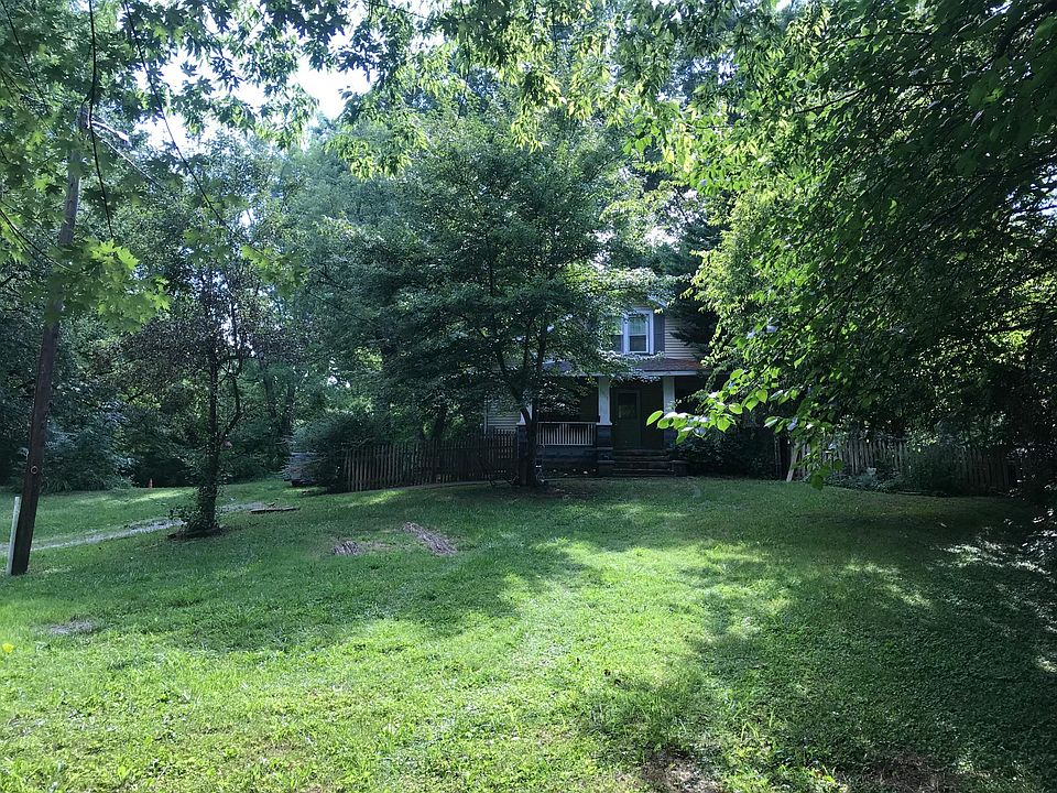 Front yard looking at the house. This apartment is on the left as you look from the yard.
There is parking on the left and a large open yard extends on the left up beside the driveway and beyond the house.