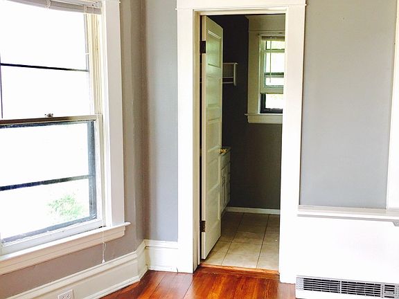 4th image of 611 Evans St SE APT 2