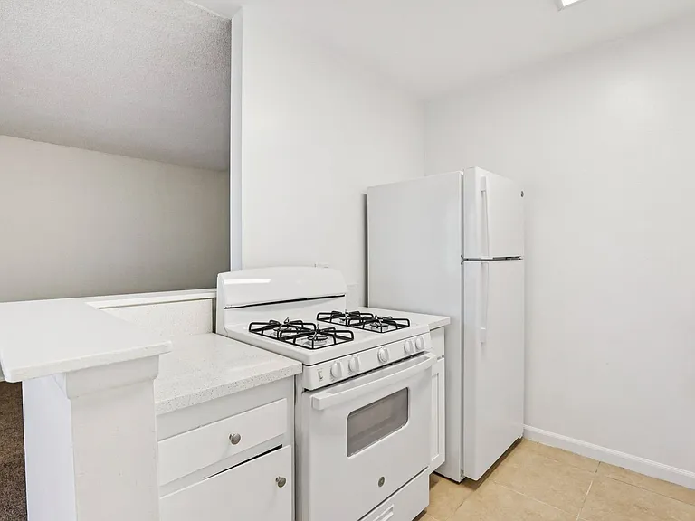 Anaheim Place — Photo 20