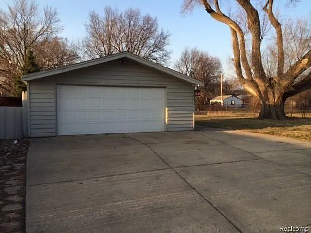 3141 Berkshire Ave — Photo 2