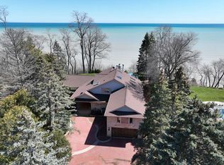 6990 N Barnett Ln, Fox Pt, WI 53217