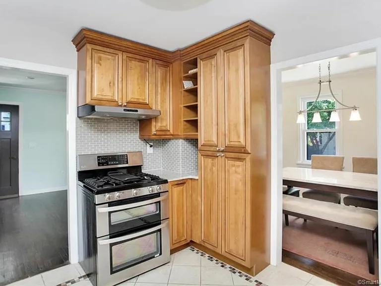 322 Castle Ave — Photo 6
