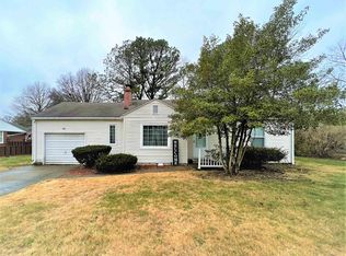 1015 N Locust St, Flora, IL 62839