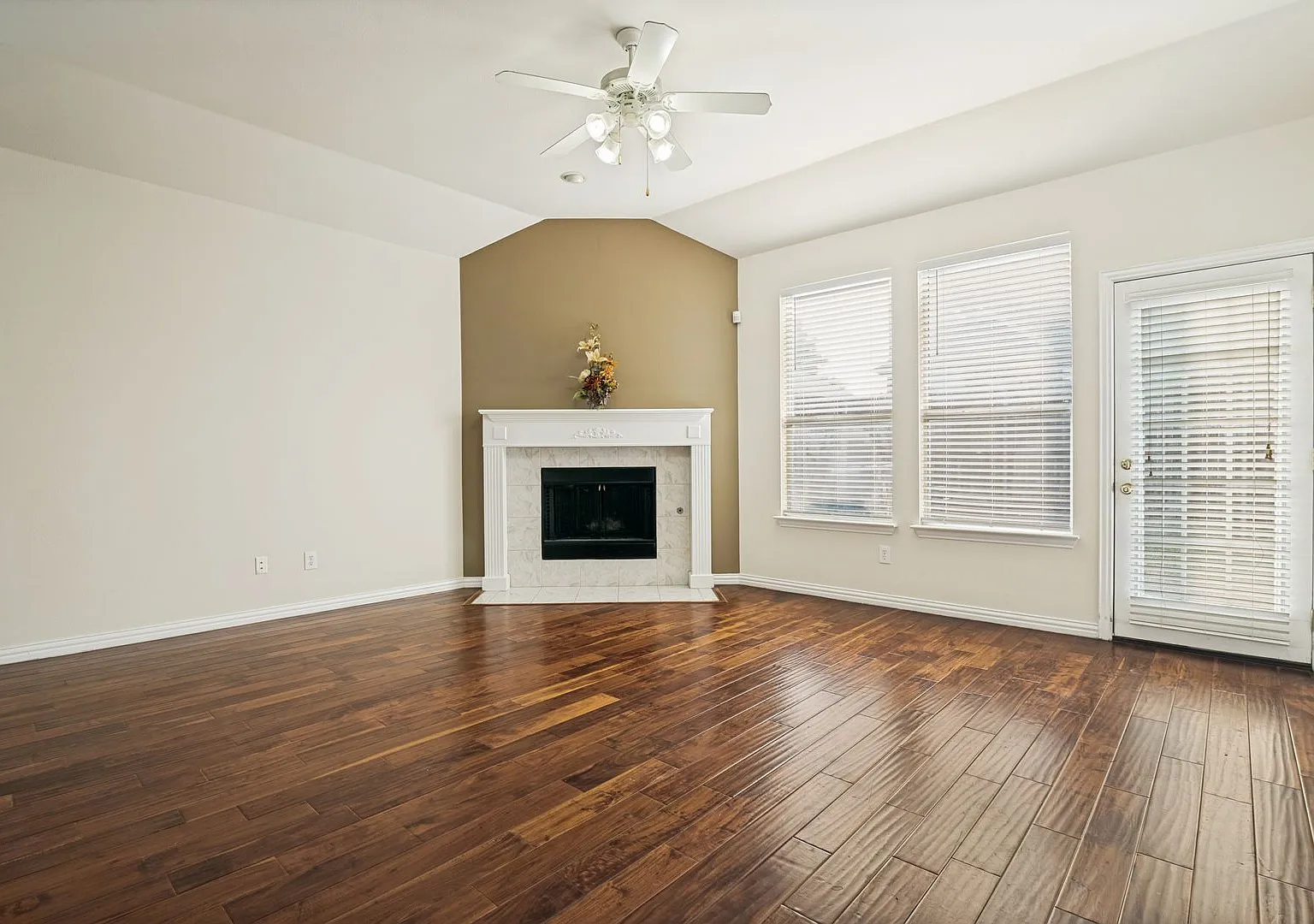 Spacious 4-Bedroom Home with Open Floor Plan in Plano — Photo 3
