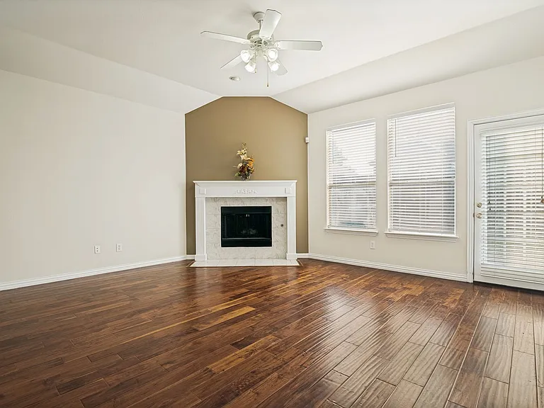 1000 Leoti Ln — Photo 5