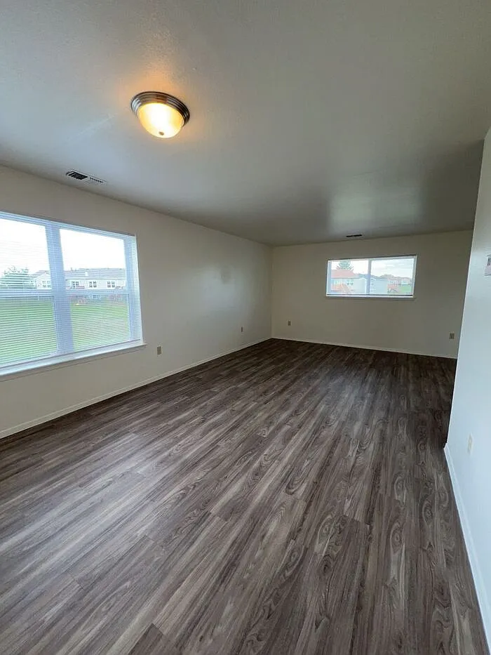 3 bed, 2.5 bath, 1328 sqft, $1,831 — Photo 2