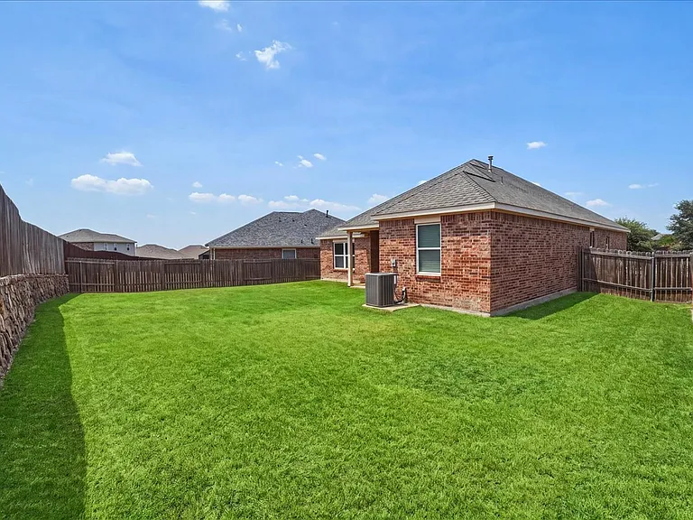 411 Winchester Dr — Photo 19