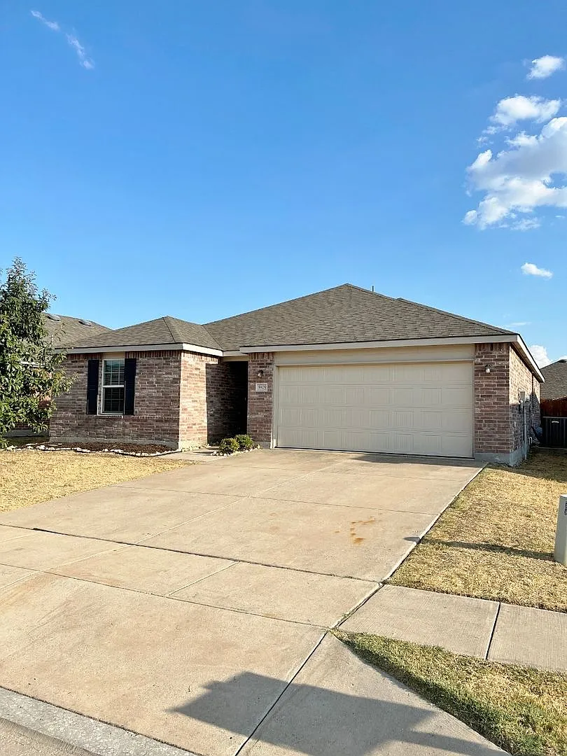 Adorable 3/2/2 in Eagle Mountain-Saginaw ISD For Rent! — Photo 1
