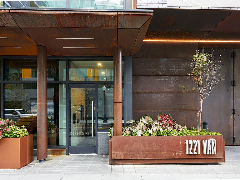 1221 Van — Photo 34
