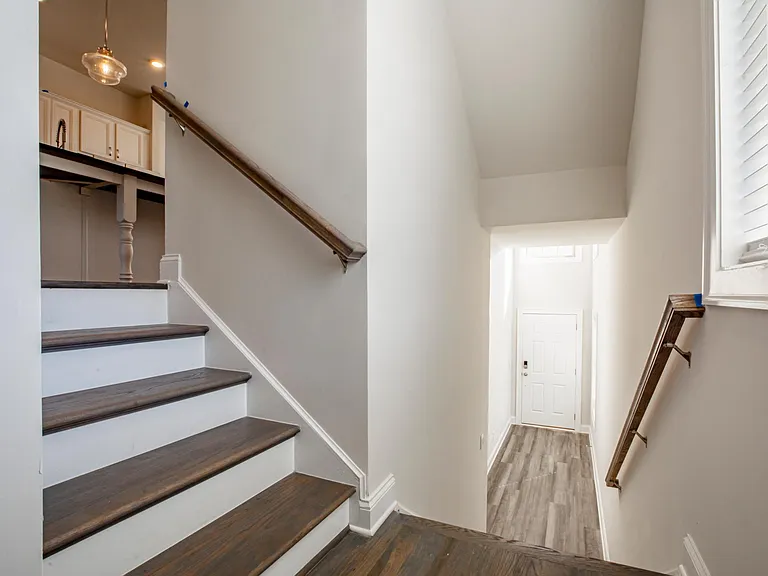 1662 Mountain Top Ln — Photo 2