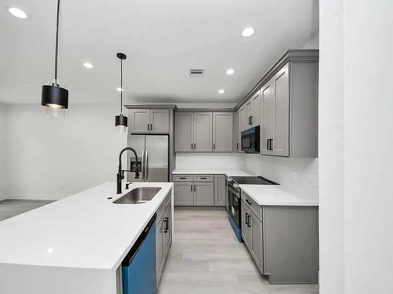 8218 Lawler St — Photo 9