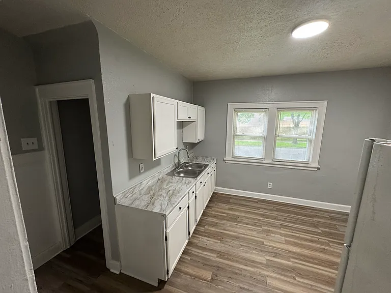 12701 Rexford Ave — Photo 8