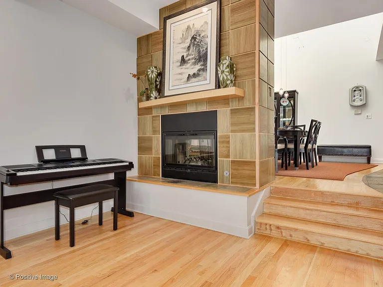 1213 W Roscoe St — Photo 5