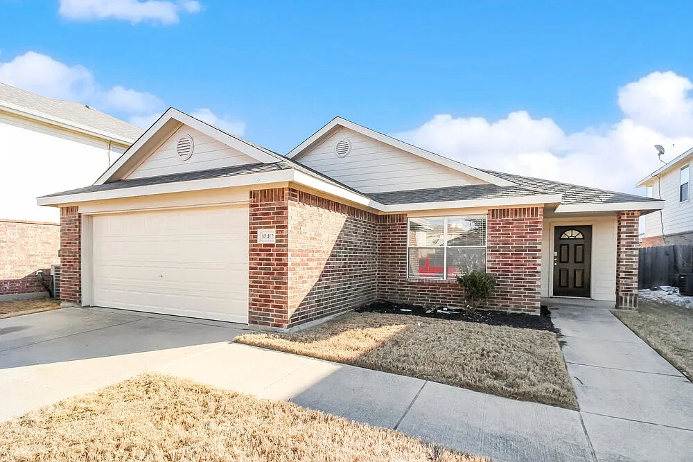 3 bed, 2.0 bath, 1621 sqft, $2,165 — Photo 1